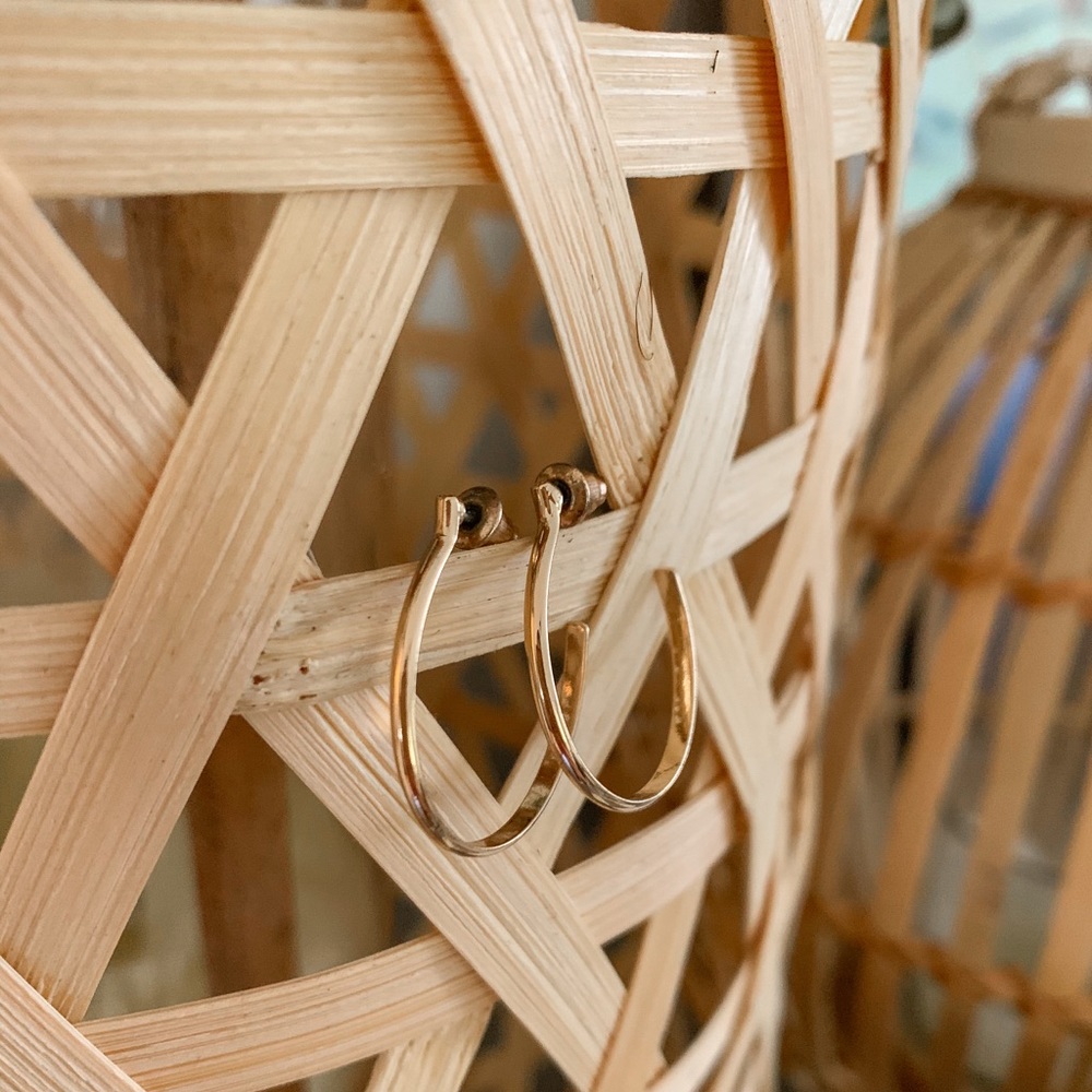 Dainty gold oval hoop earrings